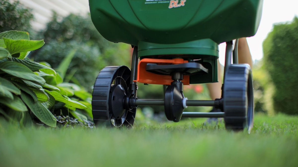 Turf Builder Deluxe Edgeguard Broadcast Spreader, 15,000 sq. ft. N8L9 - product image 4
