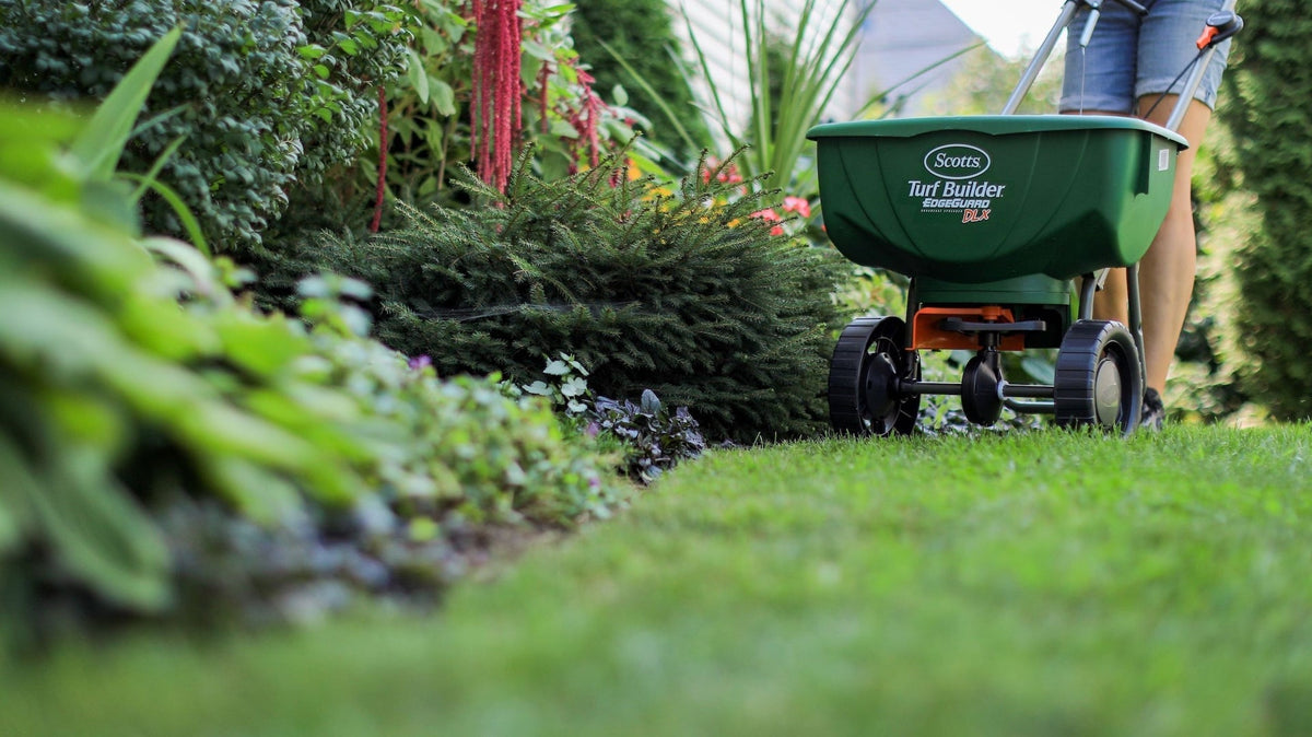 Turf Builder Deluxe Edgeguard Broadcast Spreader, 15,000 sq. ft. N8L9 - product image 6