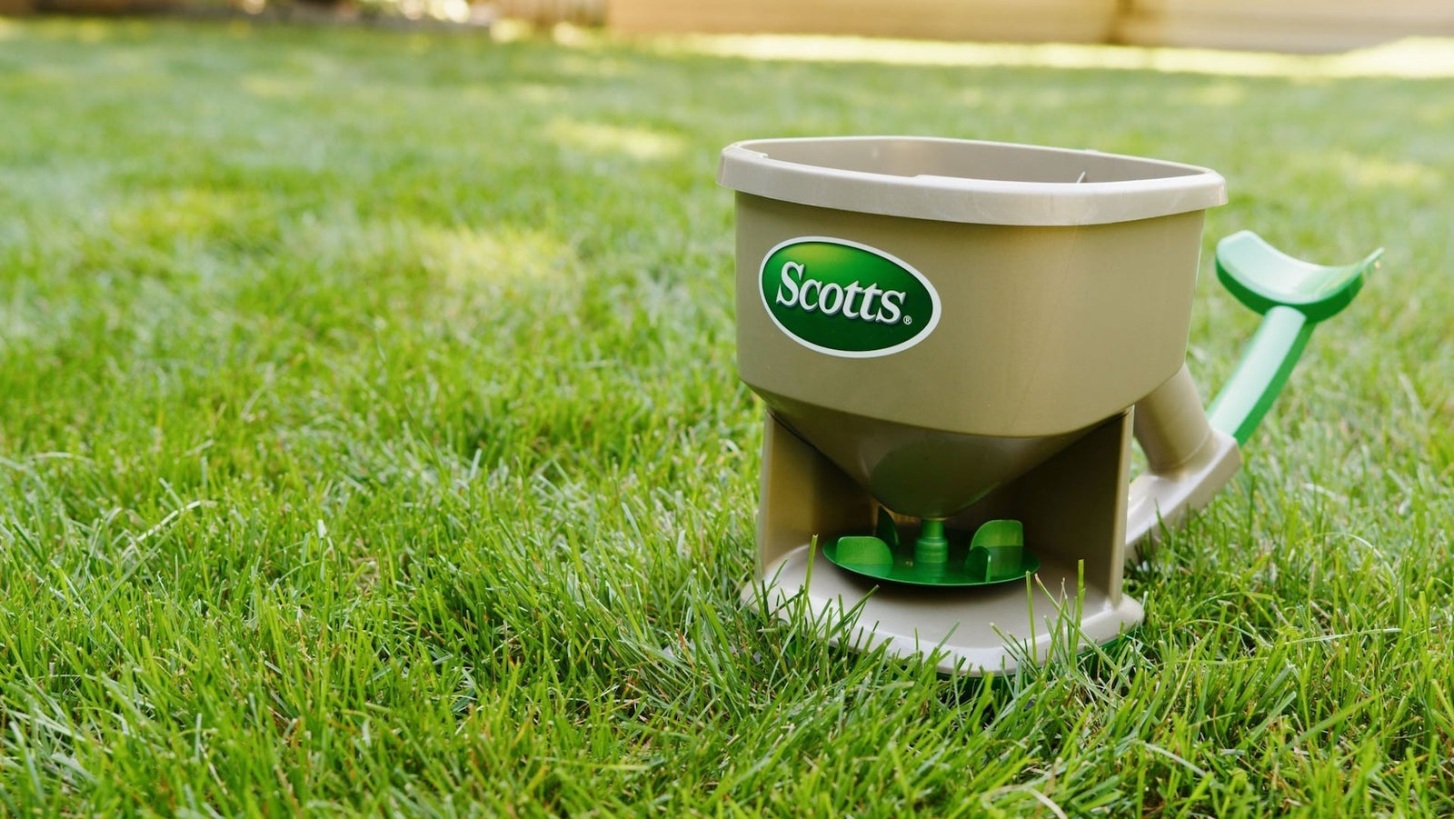 Whirl Year-Round Hand-Held Spreader, 1,500 sq. ft. P3P4 - product image 4