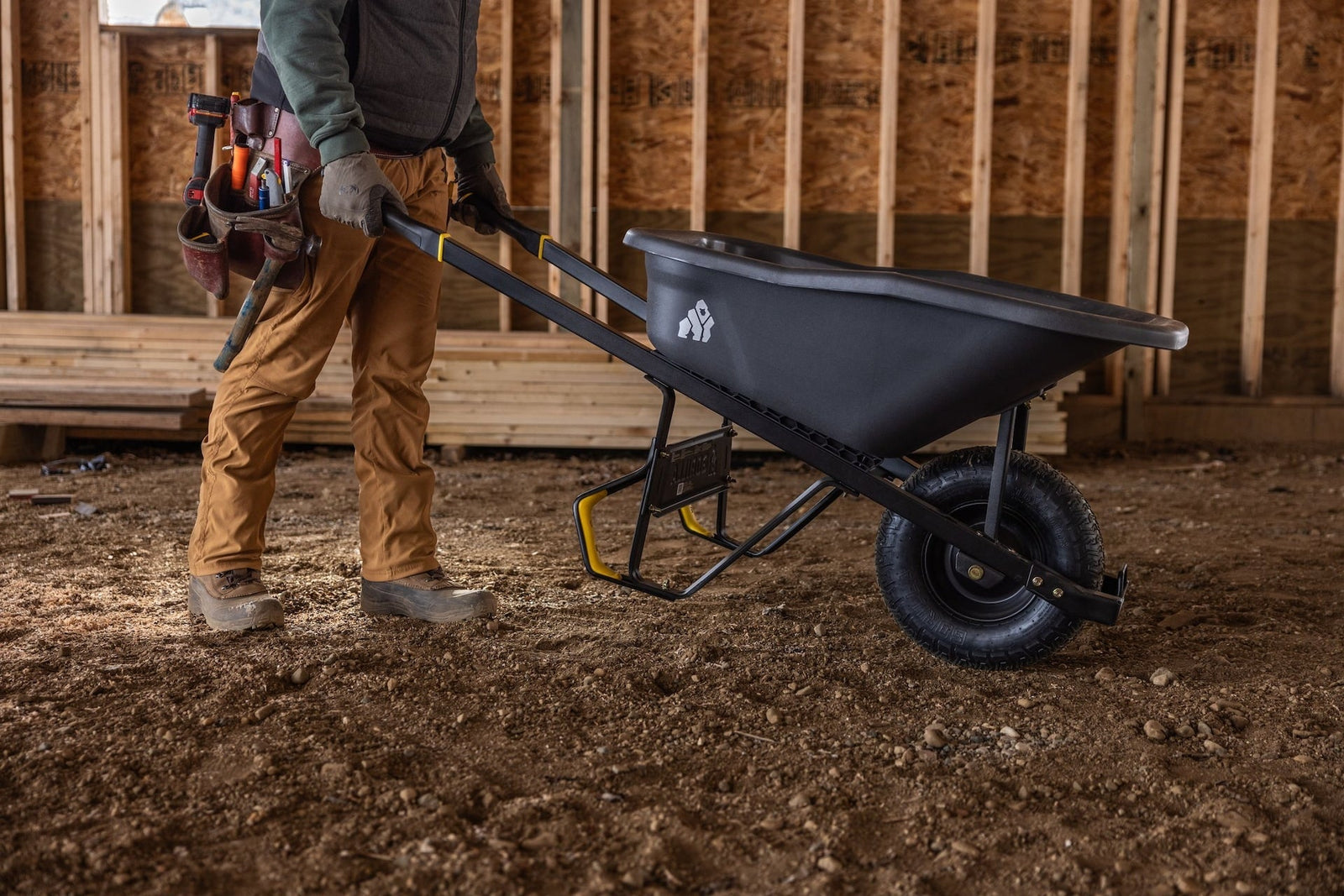 Pro Grade Heavy Duty Poly Tub Wheelbarrow, Poly/Plastic Tray, 6-cu-ft V7Q4 - product image 6