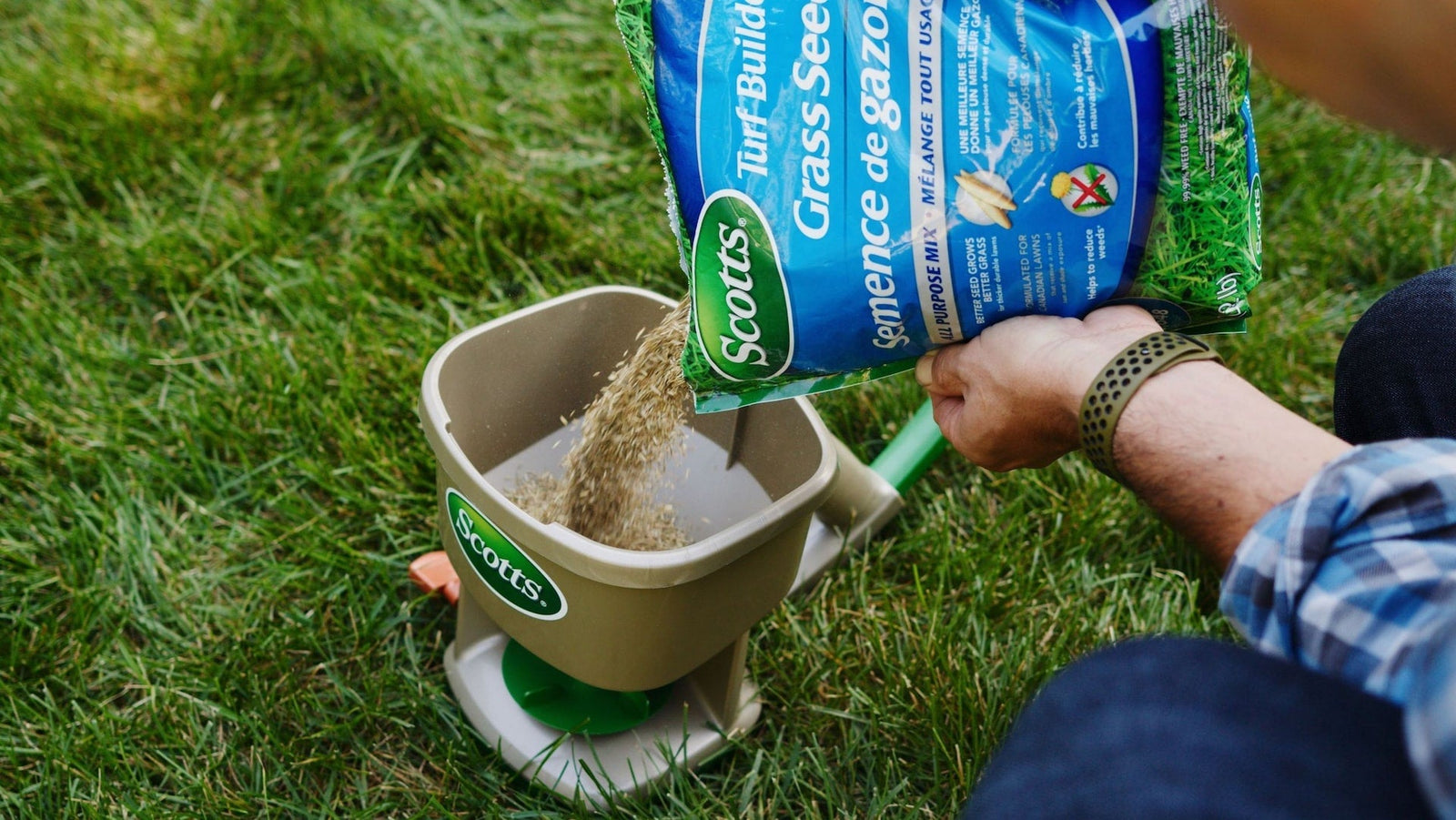 Whirl Year-Round Hand-Held Spreader, 1,500 sq. ft. P3P4 - product image 5